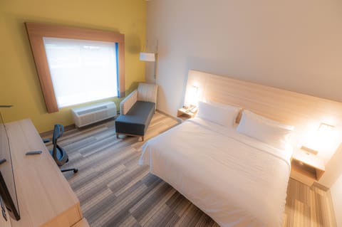 Standard Room, 1 King Bed | Premium bedding, down comforters, in-room safe, desk