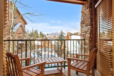 Private balcony with mtn views!