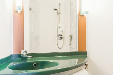 Shower, eco-friendly toiletries, towels