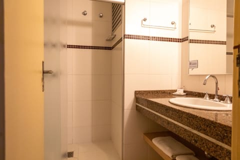 Executive Triple Room | Bathroom | Shower, free toiletries, hair dryer, towels