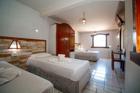 Quarto Superior ( 3 pessoas ) | Minibar, desk, free WiFi, bed sheets