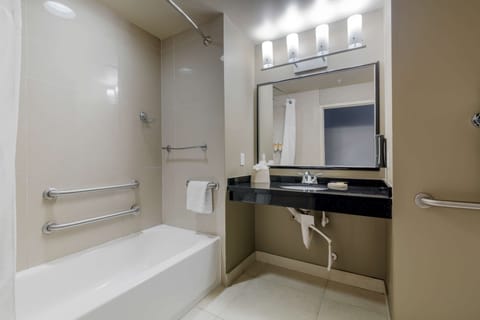 Combined shower/tub, free toiletries, hair dryer, towels