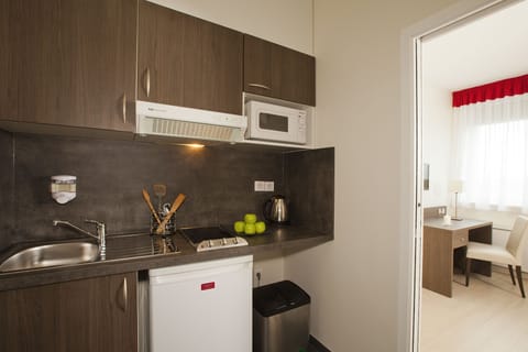 Studio | Private kitchen | Fridge, microwave, stovetop, coffee/tea maker