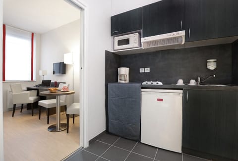 Studio | Private kitchenette | Fridge, microwave, stovetop, coffee/tea maker