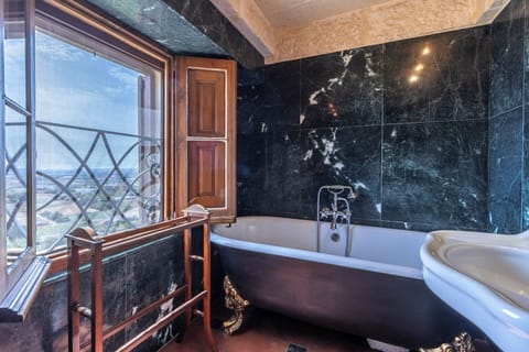 Suite (Bastinon Suite, Annex Building) | Bathroom | Combined shower/tub, free toiletries, hair dryer, bathrobes