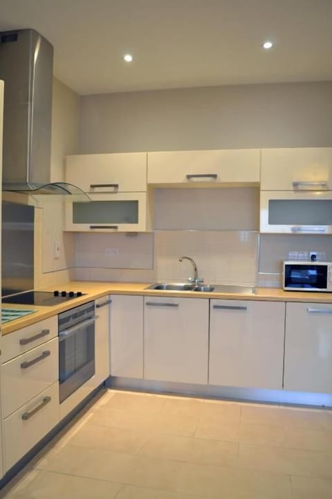 Two-Bedroom Apartment (5 Adults) | Private kitchen | Electric kettle