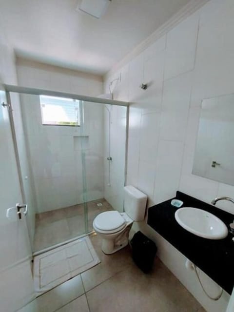 Standard Triple Room | Bathroom | Shower, free toiletries, hair dryer, towels