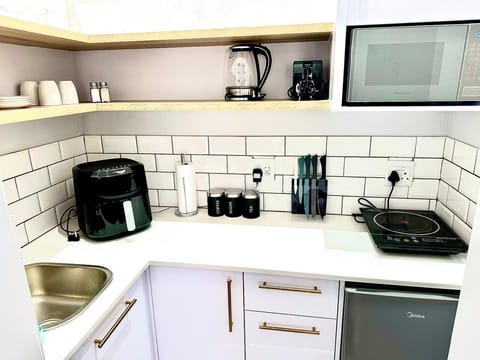 Superior Studio | Private kitchen | Fridge, microwave, coffee/tea maker, electric kettle