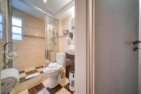 Standard Double Room | Bathroom | Shower, towels