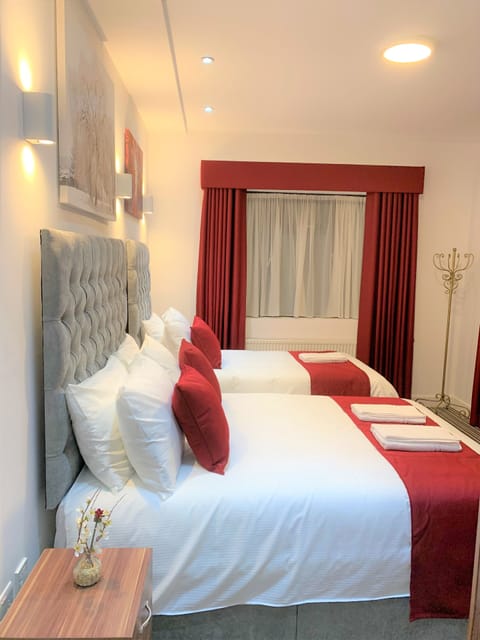 Standard Triple Room | Desk, free WiFi, bed sheets