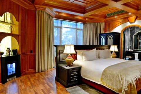 Superior Suite | Premium bedding, down comforters, pillowtop beds, minibar