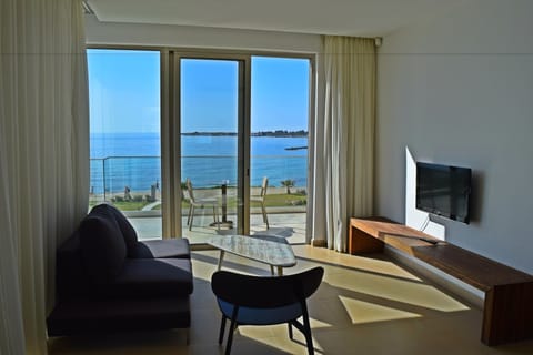 Executive Suite, 1 Bedroom, Balcony, Sea View | Minibar, in-room safe, blackout drapes, iron/ironing board