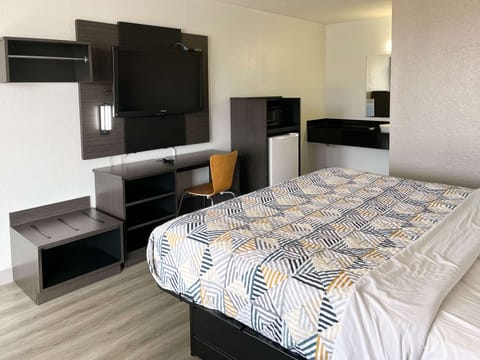 Deluxe Room, 1 King Bed, Non Smoking, Refrigerator & Microwave | Free WiFi, bed sheets