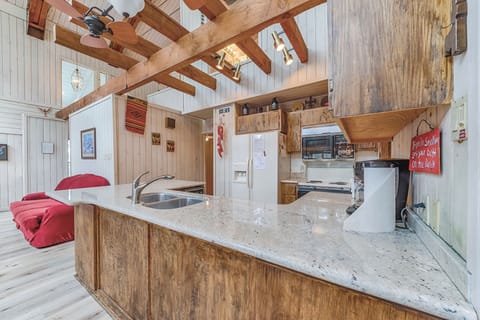 Cabin, Multiple Beds, Hot Tub | Private kitchen | Fridge, microwave, oven, stovetop