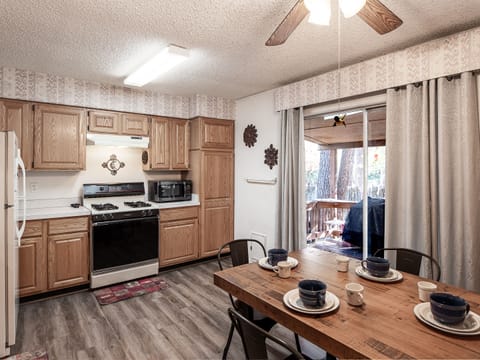 Cabin, 2 Bedrooms | Private kitchen | Fridge, microwave, oven, stovetop