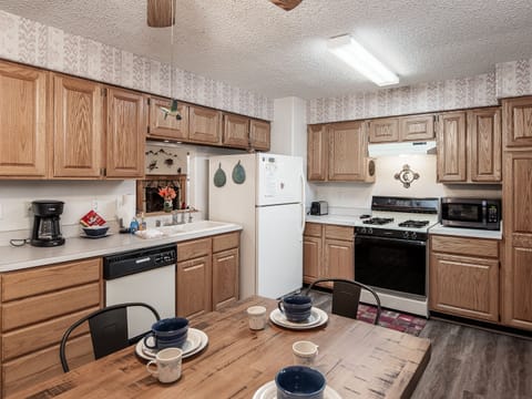 Cabin, 2 Bedrooms | Private kitchen | Fridge, microwave, oven, stovetop