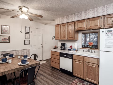 Cabin, 2 Bedrooms | Private kitchen | Fridge, microwave, oven, stovetop