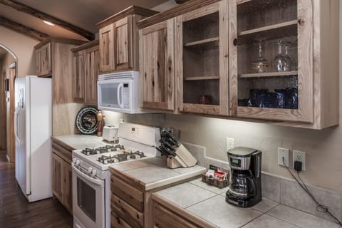 Cabin, 2 Bedrooms | Private kitchen | Fridge, microwave, oven, stovetop