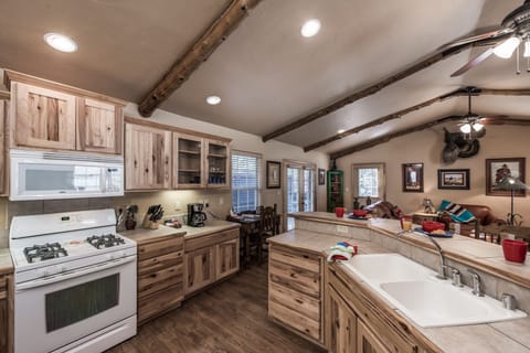 Cabin, 2 Bedrooms | Private kitchen | Fridge, microwave, oven, stovetop