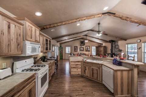 Cabin, 2 Bedrooms | Private kitchen | Fridge, microwave, oven, stovetop