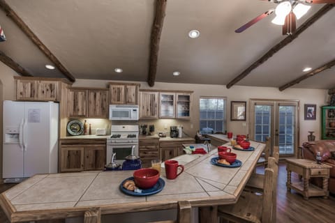 Cabin, 2 Bedrooms | Private kitchen | Fridge, microwave, oven, stovetop