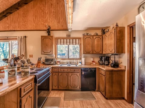 Cabin, 3 Bedrooms | Private kitchen | Fridge, microwave, oven, stovetop