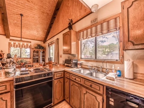 Cabin, 3 Bedrooms | Private kitchen | Fridge, microwave, oven, stovetop