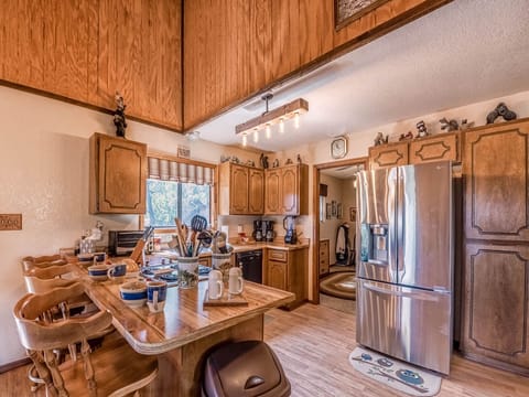 Cabin, 3 Bedrooms | Private kitchen | Fridge, microwave, oven, stovetop