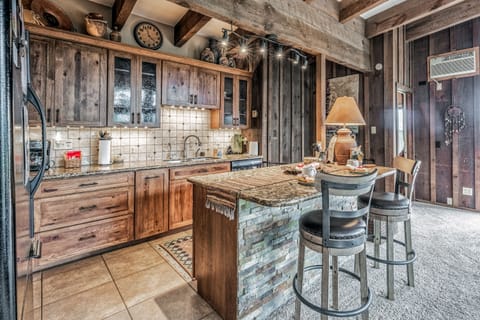 Cabin, Multiple Beds, Hot Tub, Mountain View | Private kitchen | Fridge, microwave, oven, stovetop