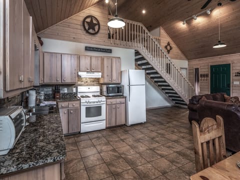 Cabin, 2 Bedrooms | Private kitchen | Fridge, microwave, oven, stovetop