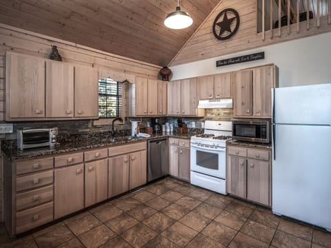 Cabin, 2 Bedrooms | Private kitchen | Fridge, microwave, oven, stovetop