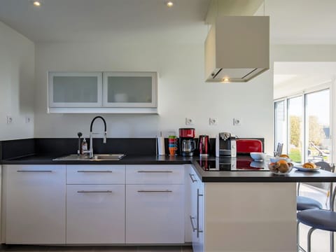 Property, Furniture, Plant, Wood, Textile, Outdoor Furniture, Table