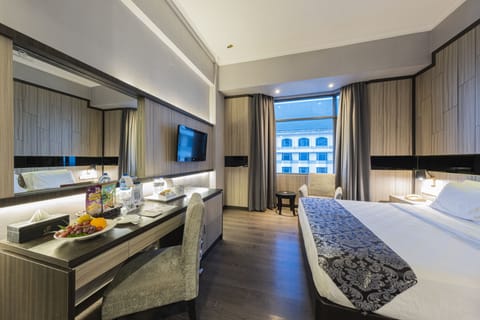 Grand Superior Room | Minibar, in-room safe, desk, laptop workspace