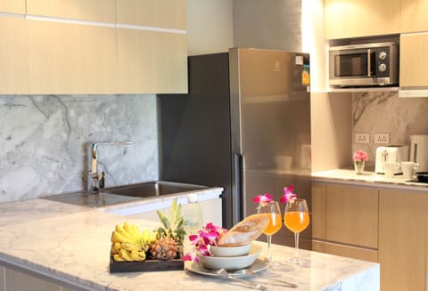 Superior Apartment | Private kitchen | Full-size fridge, microwave, stovetop, coffee/tea maker