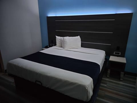 Room, 1 King Bed, Non Smoking | Desk, free WiFi, bed sheets