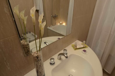 Quadruple Room | Bathroom | Combined shower/tub, hair dryer, bidet, towels