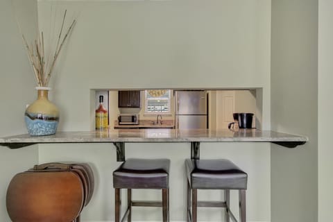 Counter Seating for workstation or eating.