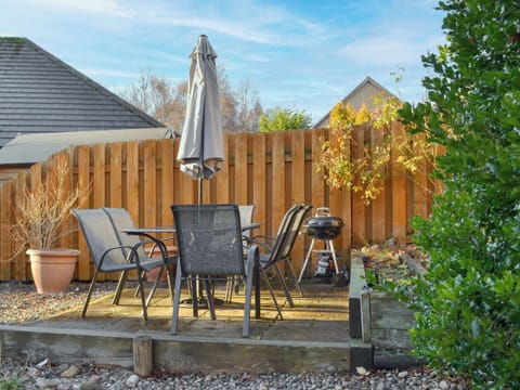 Sitting-out-area | Uaine Cottage, Aviemore