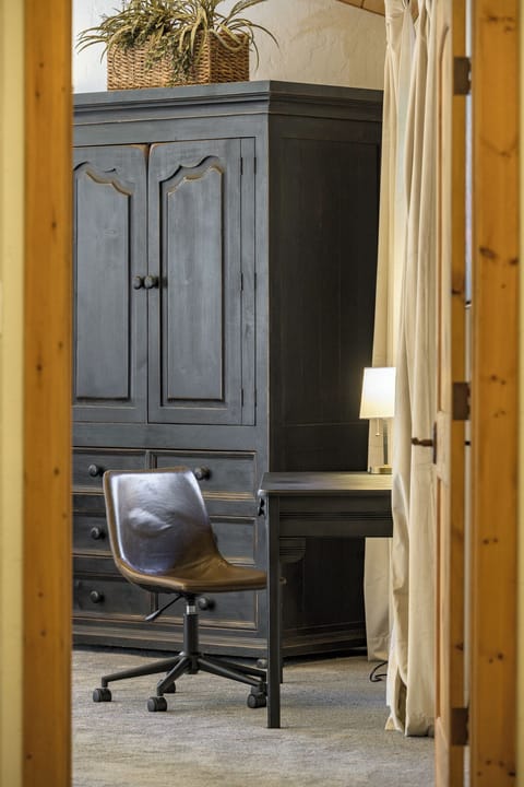 Stay Connected: Even on Vacation
Log a few hours of work in comfort, with a serene forest view to inspire creativity.