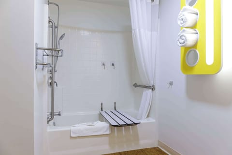 Standard Room, 1 Queen Bed, Accessible, Non Smoking | Accessible bathroom