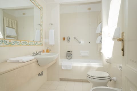 Elite Double Room | Bathroom | Free toiletries, hair dryer, bidet, towels