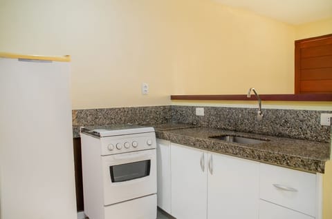 Family Suite, 2 Bedrooms, Kitchenette, Courtyard View | Private kitchenette | Fridge, stovetop, cookware/dishes/utensils