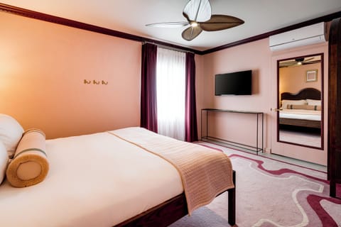 Superior Room, 1 King Bed, Accessible | Premium bedding, minibar, in-room safe, blackout drapes