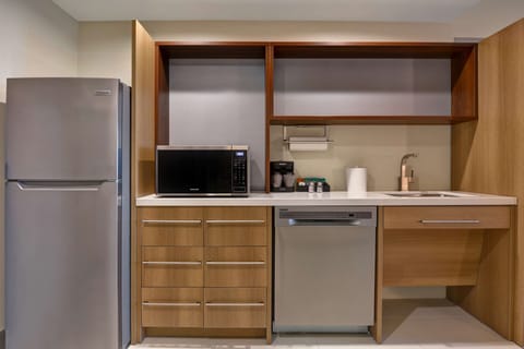 Full-size fridge, microwave, dishwasher, coffee/tea maker