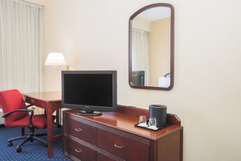 Executive Suite, 1 Bedroom, Non Smoking, Corner | Premium bedding, desk, iron/ironing board, free WiFi