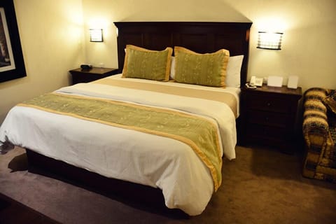 Junior Suite, 1 King Bed | Minibar, in-room safe, individually decorated, individually furnished