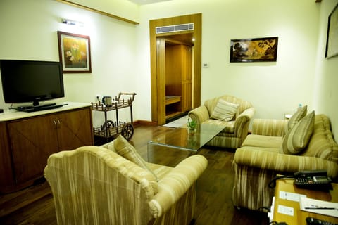 Premier Suite | Living area | 32-inch LED TV with cable channels, TV