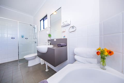 King Spa Room | Bathroom | Free toiletries, hair dryer, towels
