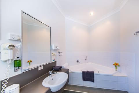 King Spa Room | Bathroom | Free toiletries, hair dryer, towels