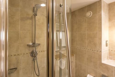 Combined shower/tub, free toiletries, towels